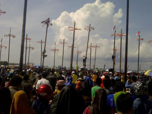 Ribuan Masyarakat Bengkalis Saksikan Lomba Panjat Pinang Berhadiah Puluhan Juta Rupiah