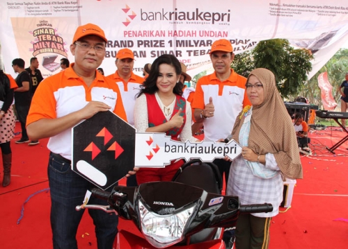 Nuraini Raih Rp1 Miliar Grand Prize Sinar Tebar Miliar Bank Riau Kepri