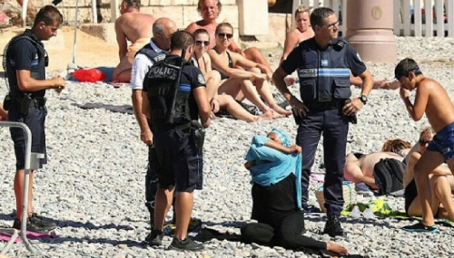 Empat Polisi Prancis Paksa Muslimah Lepas Penutup Aurat di Pantai Nice, Ini Penampakannya