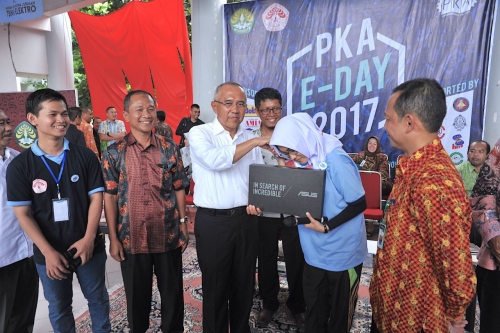 Kuliah Umum Bersama Ribuan Mahasiswa UR, Gubernur Riau Bagi-bagi Laptop