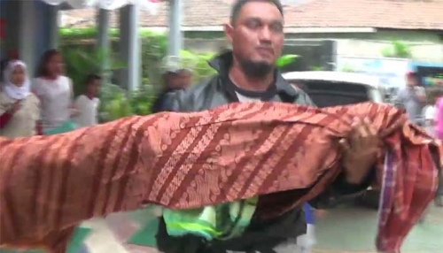 Pihak Puskesmas Menolak Antarkan Pakai Ambulans, Ayah di Tangerang Bopong Jenazah Putranya Pulang Berjalan Kaki