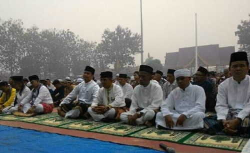 Diselimut Kabut Asap, Ribuan Umat Muslim di Pelalawan Laksanakan Salat Idul Adha