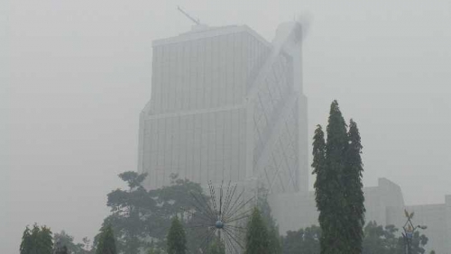 Idul Adha di Pekanbaru Tertutup Kabut dan Asap, Jarak Pandang Hanya 50 Meter