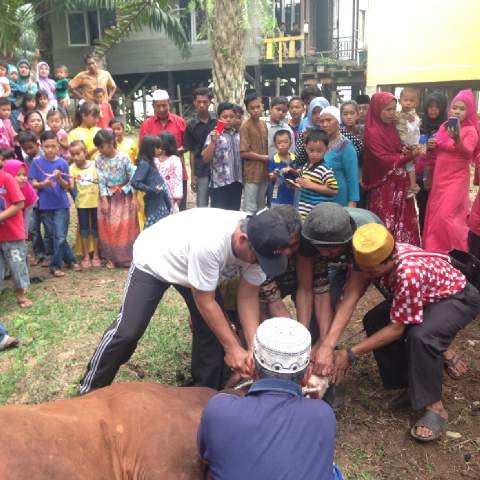 Sukarmis Sembelih Hewan Kurbannya Sendiri