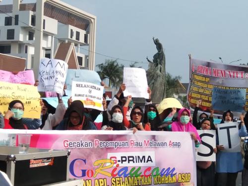 Geruduk Kantor Gubernur Riau, Puluhan Emak-emak Minta Disediakan Tempat Rehabilitasi Korban Asap