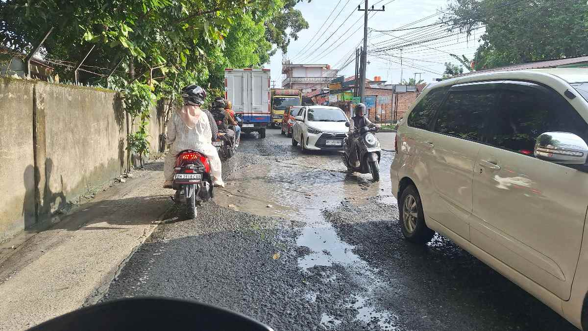 Jalan Bangau Sakti Tergenang, Pengendara Meraba Lubang di Balik Air