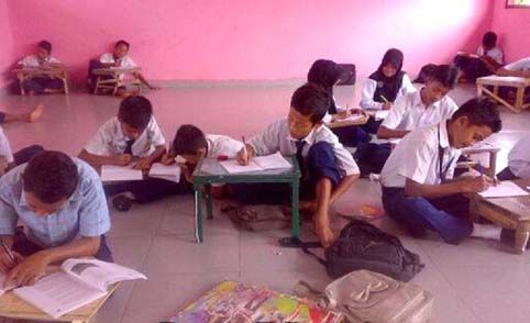 Tak ada Meja dan Kursi, Pelajar SMP 1 dan 5 Rupat Belajar di Lantai