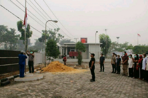 Pengibaran Bendera Setengah Tiang Tanda Protes Kabut Asap di Halaman Kantor PWI Riau, Berlangsung Haru