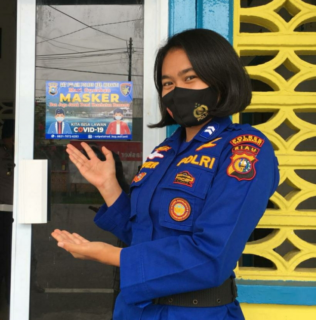 Cegah Covid-19, Satpolair Polres Meranti Pasang Stiker Imbauan Pakai Masker dan Jaga Jarak