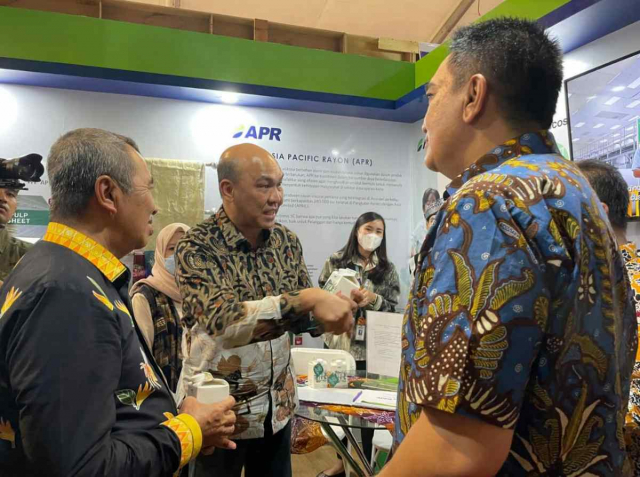 Gubernur Puji Produk APRIL yang Dipajang di Riau Expo 2022