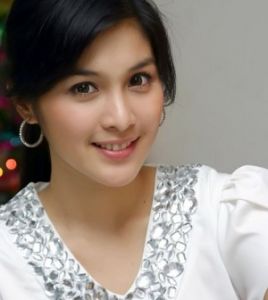 GoRiau Sambut Imlek, Ini yang Dilakukan Artis Cantik Sandra Dewi