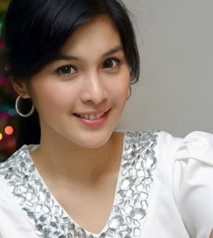 Sambut Imlek, Ini yang Dilakukan Artis Cantik Sandra Dewi