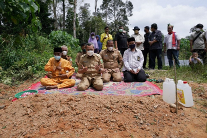 Gubernur Riau Ziarahi Makam Seniman Gambus Warga Suku Talang Mamak Inhu