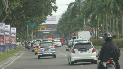 GoRiau Tiang Reklame Ilegal di Jalan Sudirman Pekanbaru Ditertibkan