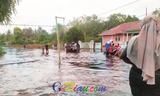 Kepulauan Meranti Dilanda Banjir, Banyak Jalan Poros yang Tenggelam