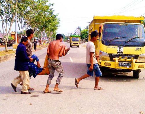 Rem Blong, Tiga Pemuda Berboncengan Tabrak Truk