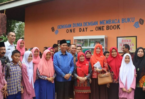 Walikota Canangkan Minat Baca Taman Keluarga