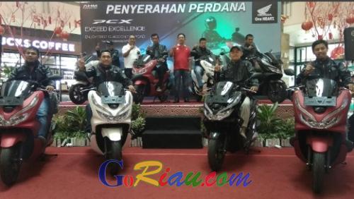 Perdana! Capella Honda Pekanbaru Serahkan 10 Unit All New PCX150 kepada Konsumen di Riau