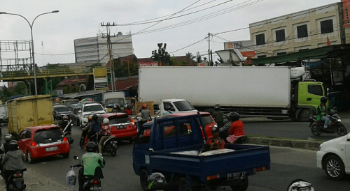 Truk Tronton Terperosok, Jalan HR Subrantas Pekanbaru Macet Parah
