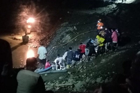 Lokasi PETI Longsor, Puluhan Penambang Tertimbun, 5 Tewas dan Banyak Masih Terkubur