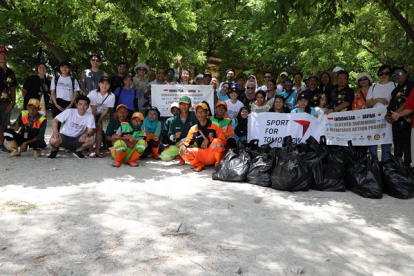 Gerakan Sosial IOA Gelar Pelajaran Renang Penyelamatan dan Bersih-bersih Sampah