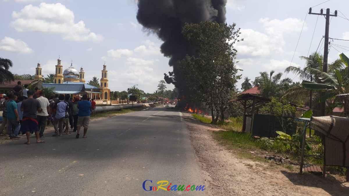 Mobil BBM Terbalik Lalu Terbakar di KM 12 Bukit Timah Dumai Riau, Warga Dengar Suara Ledakan Keras