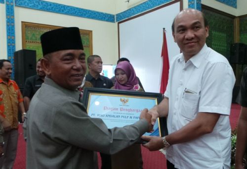 Bupati Pelalawan Kembali Memberikan Penghargaan CSR Terbaik kepada PT RAPP