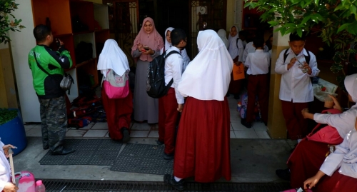 Guru Teriak-teriak Sambil Tendang Tong Sampah di SD Negeri 26 Pekanbaru, Siswa Ketakutan dan Menangis