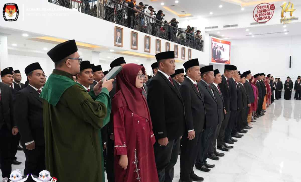 Usai Dilantik Anggota KPU 11 Kabupaten dan Kota di Riau Tandatangani Pakta Integritas