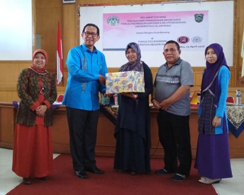 Mahasiswa Akuntansi UIR Studi Banding ke UNP Padang
