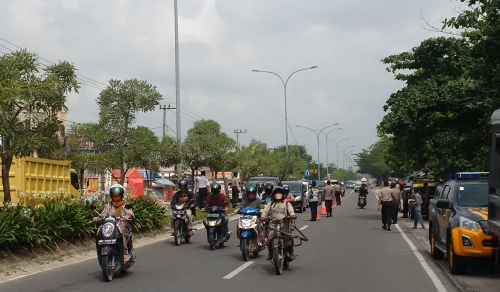 Hari ke-9 PSBB di Pekanbaru, Jalan HR Subrantas Tetap Ramai, Sebagian Pengendara Tak Pakai Masker