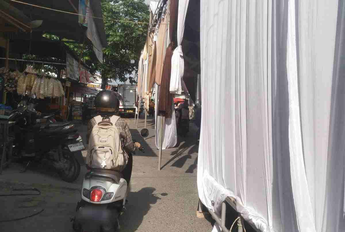 Jalan Bina Krida Tertutup Acara Pernikahan, Warga dan Pedagang Keluhkan Dampaknya
