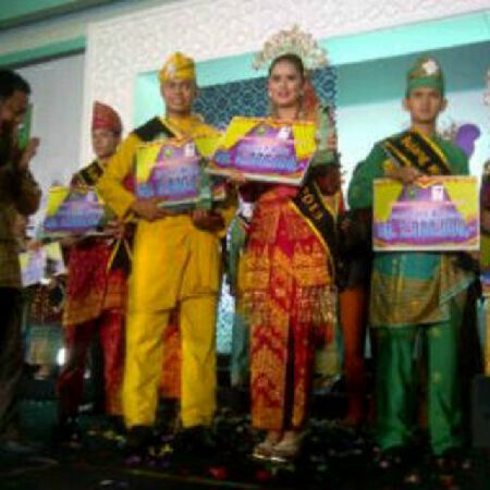 Bujang Bengkalis dan Dara Dumai Keluar Sebagai Bujang Dara Riau 2013