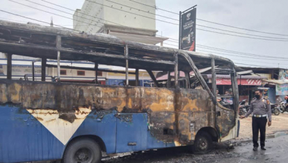 Turunkan Penumpang, Bus Putri Riau Lestari Tiba-tiba Terbakar di Siak