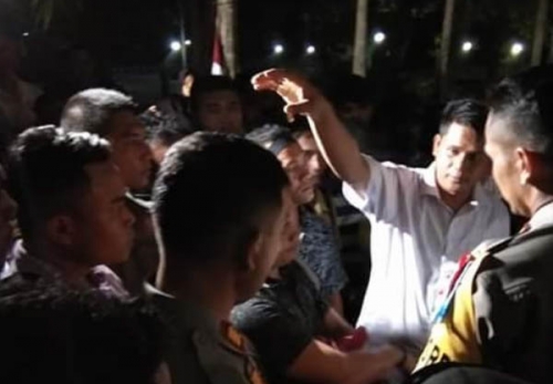 Tak Kunjung Ditemui Azis Zaenal, Ratusan Pendemo Menginap di Halaman Kantor Bupati Kampar