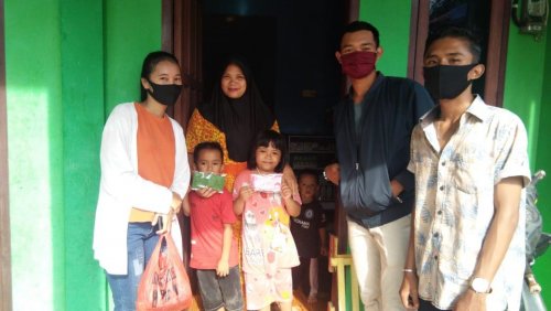 Di Desa Tanjung Gading, Mahasiswa Kukerta Unri Bagi-bagi Masker Kain Gratis