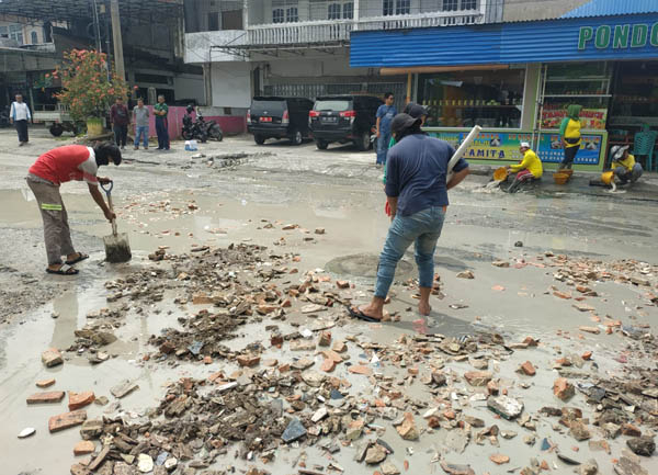 Tidak Diaspal, Jalan KH Ahmad Dahlan Hanya Ditimbun Pecahan Batu