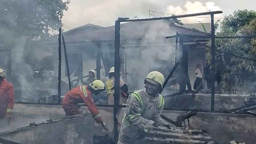 Dua Rumah Kontrakan dan Dua Sepeda Motor Terbakar di Senapelan Pekanbaru