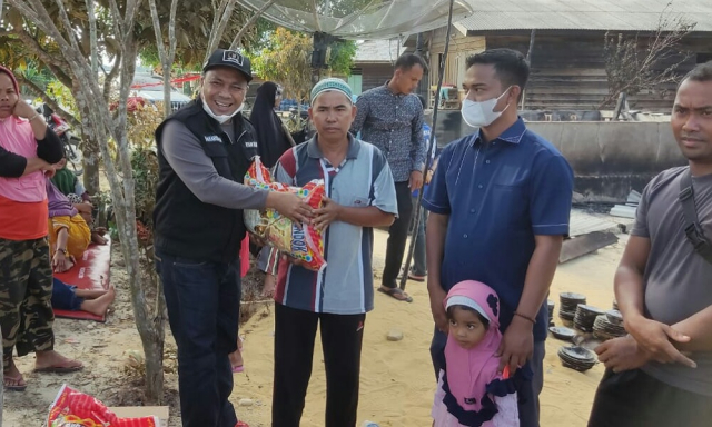 Sambangi Korban Kebakaran di Kerumutan, Ketua DPRD Pelalawan Serahkan Bantuan