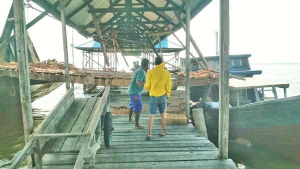 Dihantam Kapal Tongkang, Pelabuhan Teluk Belitung Kepulauan Meranti Rusak