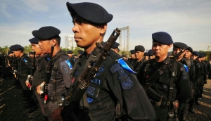 GoRiau Setelah Basuh Tangan dengan Air Rendaman Batu Akik Milik Polisi, Anggota Brimob Bisa Angkat Temannya dengan 2 Jari