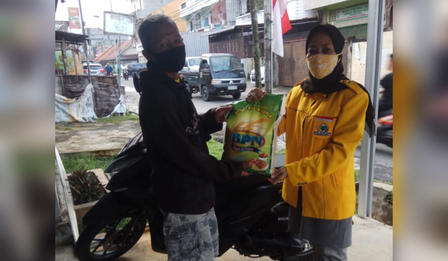 Golkar Riau Bagikan 300 Karung Beras ke Warga Terdampak Covid-19