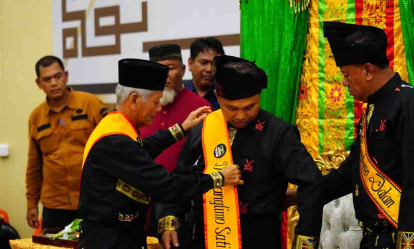 GoRiau Gubernur Riau Abdul Wahid Sandang Gelar Adat Datuk Panglimo Sati Indragiri