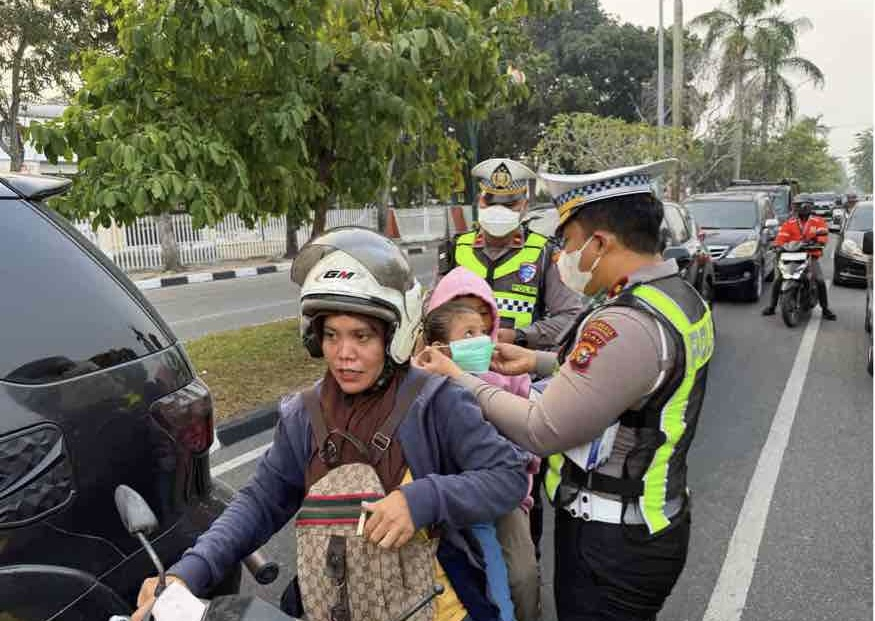 Udara Pekanbaru Diselimuti Asap, Polresta Pekanbaru Bagikan 1.700 Masker ke Pengendara