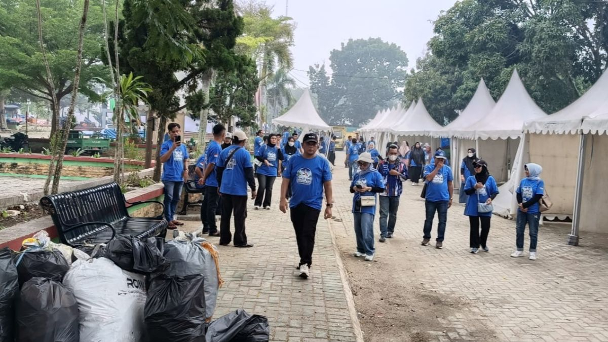 Demokrat Kuansing Bersihkan Sampah di Arena Pacu Jalur Telukkuantan