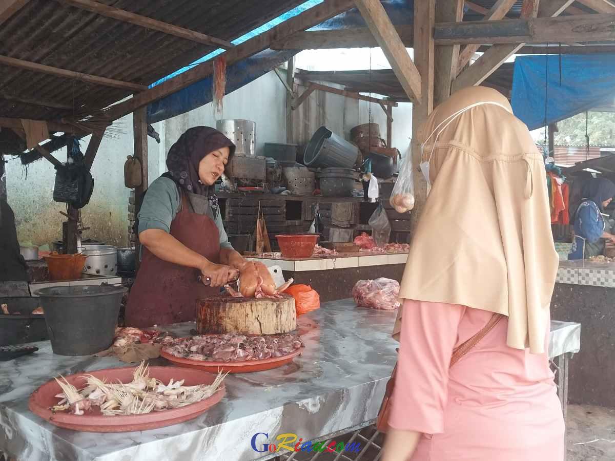 Pasokan Mampet, Harga Daging Ayam di Kuansing Meroket ke Rp40 Ribu per Kg