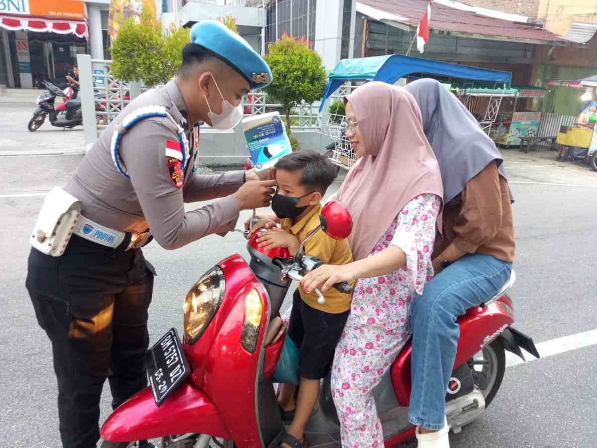 Antisipasi ISPA, Polres Kepulauan Meranti Turun ke Jalan Bagikan Masker