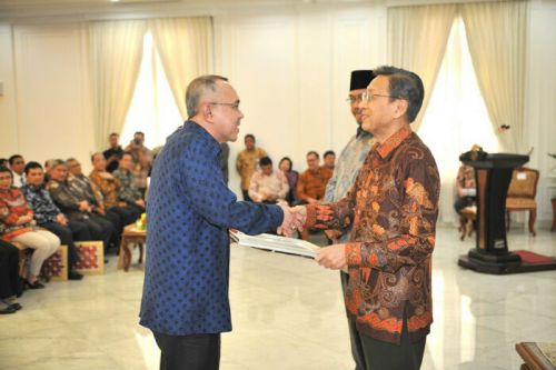 Riau Raih Penghargaan Lakip 2014 dari Wakil Presiden RI