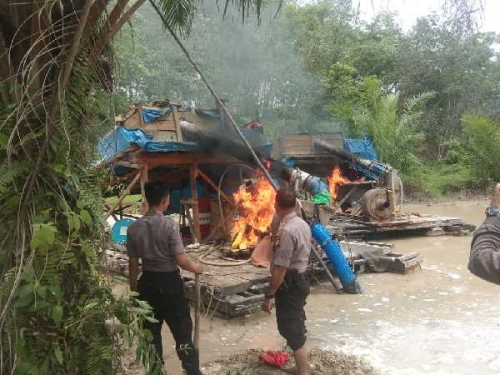 Membandel, 6 Rakit PETI di Kuansing Kembali Dibakar Polisi