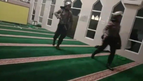 Sejumlah Polisi Masuk Masjid Pakai Sepatu, Polda Sulsel Minta Maaf